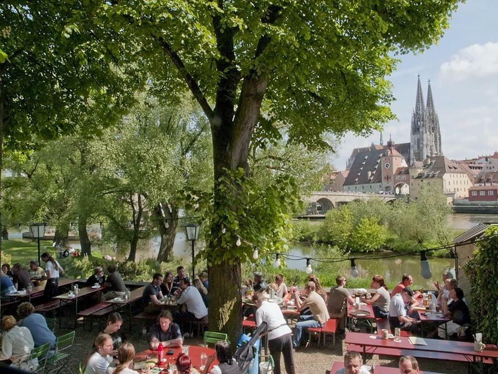 Schloss Weichs Zu Regensburg Mit 2Schlafzimmer Parkplatz Internet 75Qm Zentrum Esterno foto